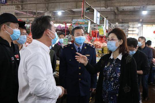 12月25日下午,廣西防城港市人民政府市長黃江親臨港口區金海農貿市場