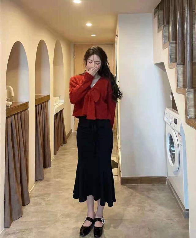 黑色鱼尾裙搭配什么上衣最好看
