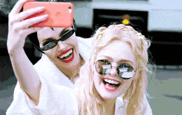 不过说到同框,其实在拍摄片场,和自拍狂魔爱洛公主就没少秀恩爱.