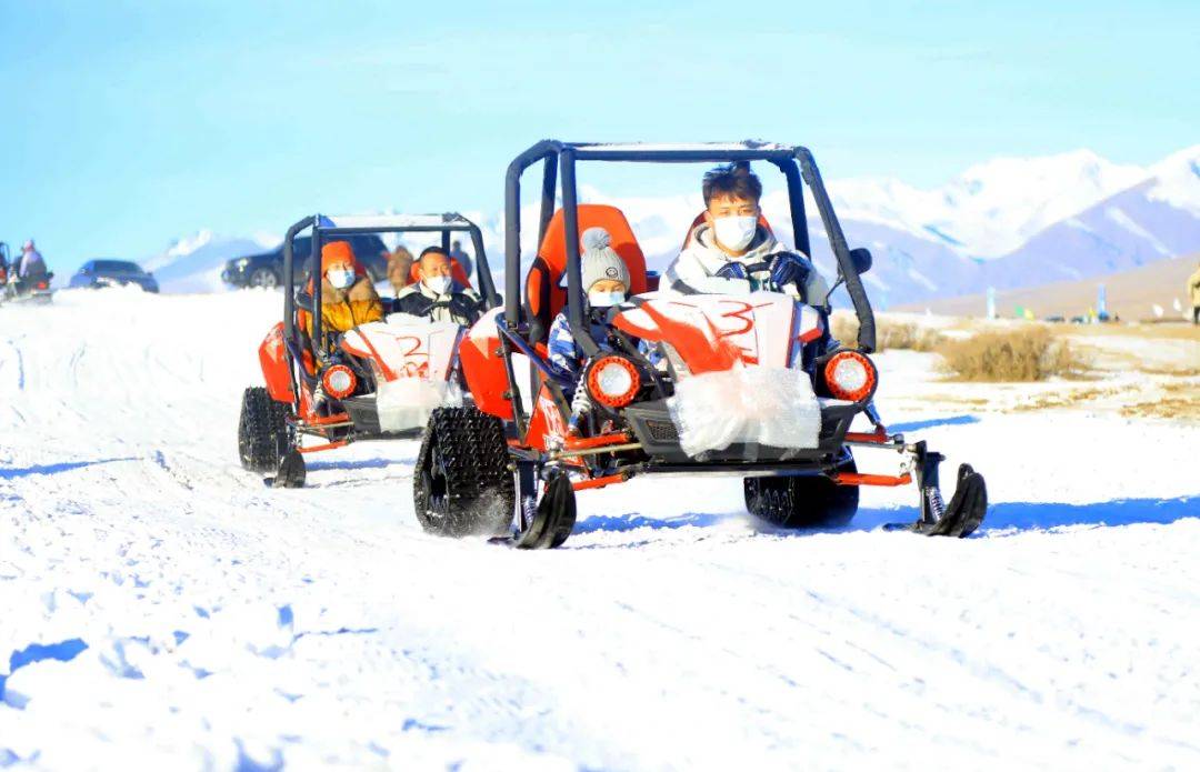 在雪上旋转,跳跃入门难度不高人拉雪橇,雪地卡丁车等滑雪圈,单板滑雪