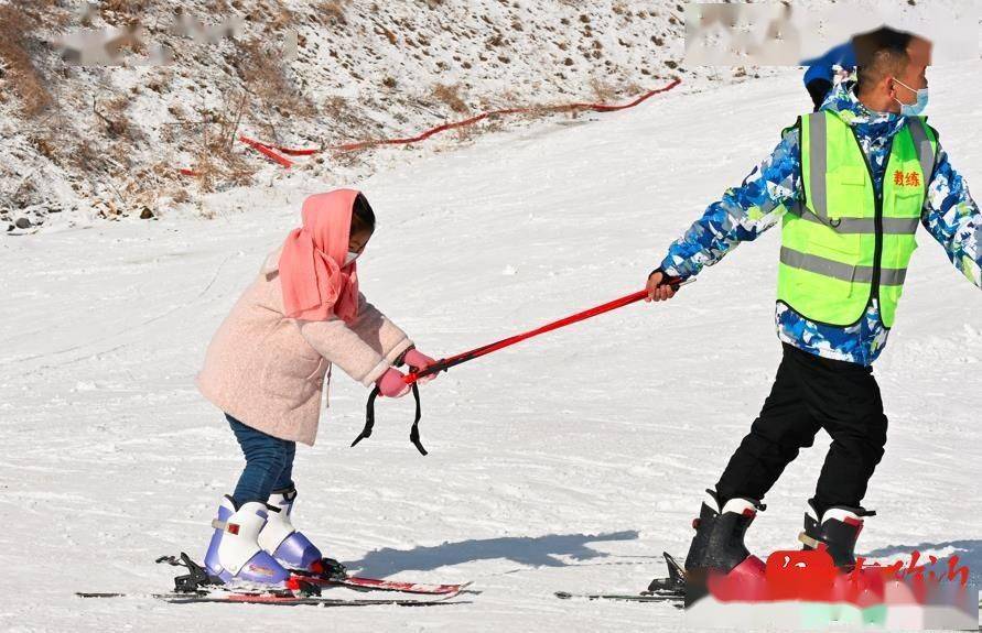 12月26日,在莒南县洙边镇茶溪川滑雪场,众多市民在学习滑雪,体验冰雪