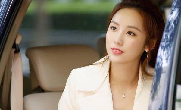 她是刘诗诗同学,被粉丝们称作氧气美女,嫁"东华上仙"被宠成宝_吕一