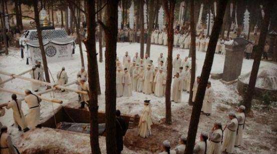 但是在丧葬最初开始的时候,有的时候甚至会用活人陪葬.