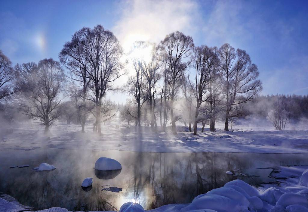 冬天的阿尔山具备了一切对冬景的幻想雪地松林雾凇温泉