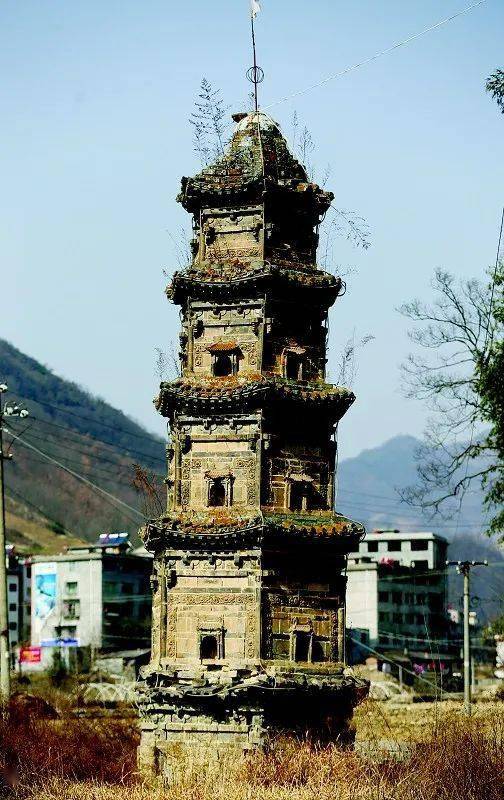 13层古塔矗立田野:地面仅5层,8层陷于地下_铁山寺_店子镇_郧西县