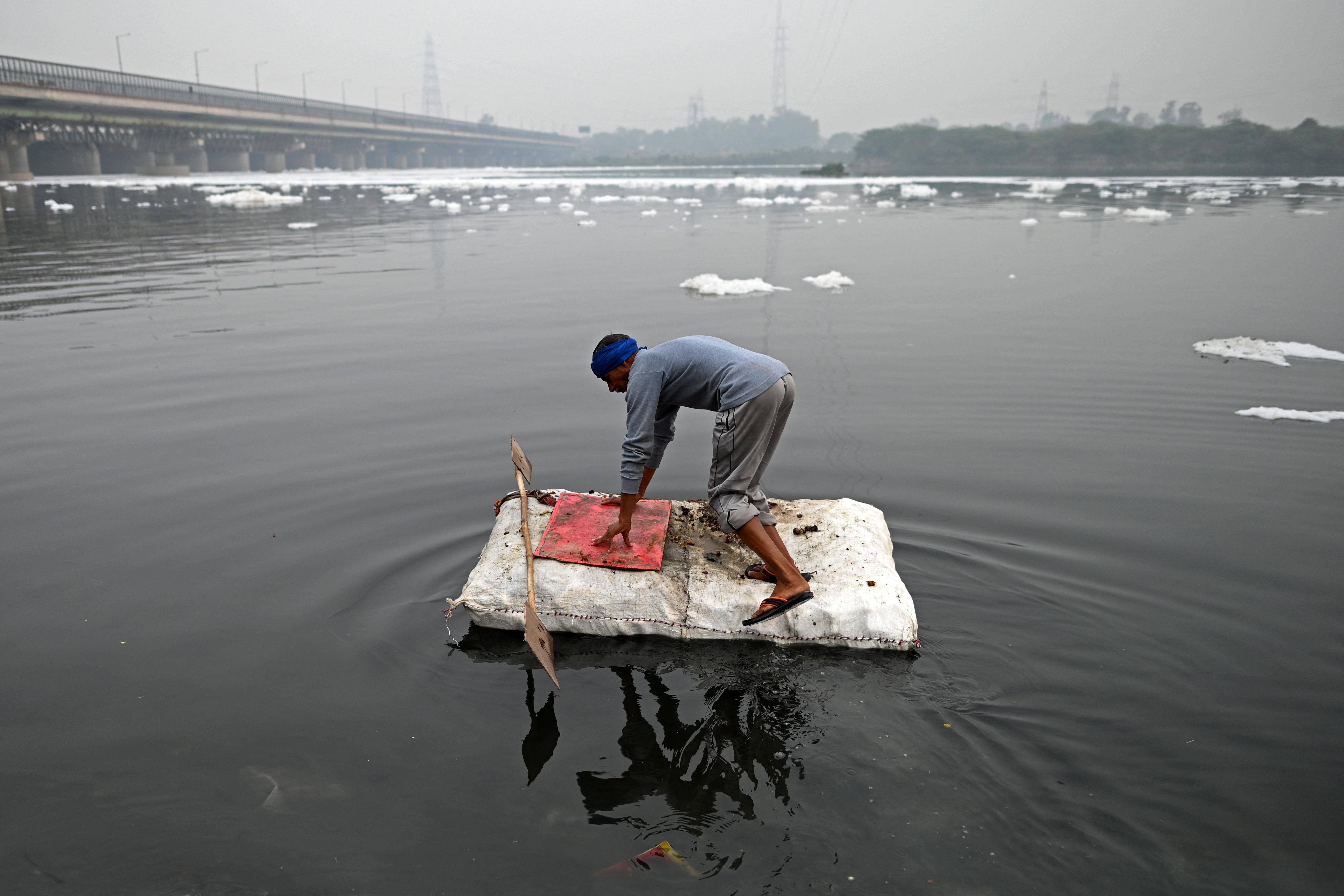 印度空氣質量持續低下 民眾在被污染的河水中尋找可回收廢物 國際 第6張