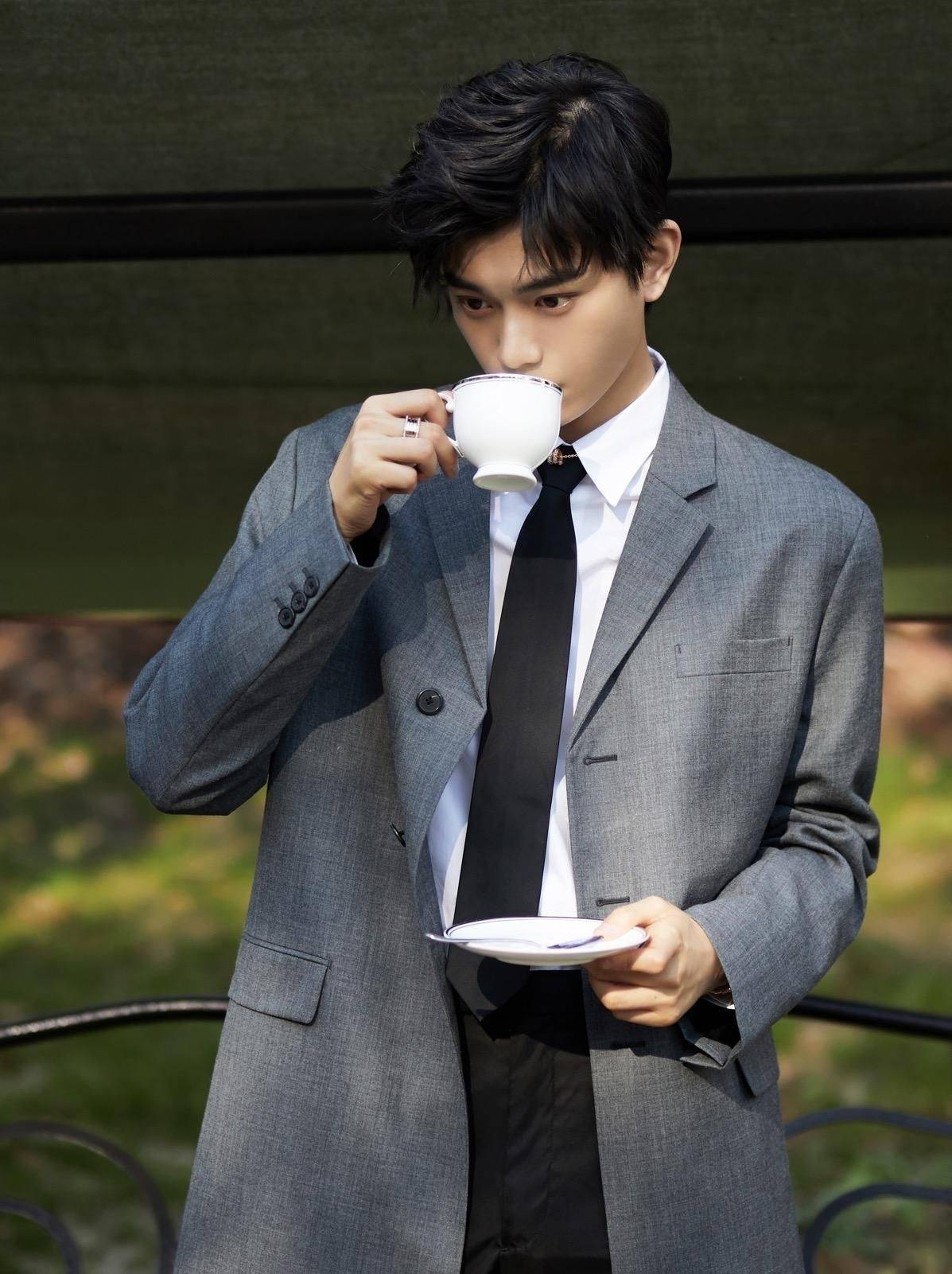 西装顶配男孩_男生_丁禹兮_巅峰