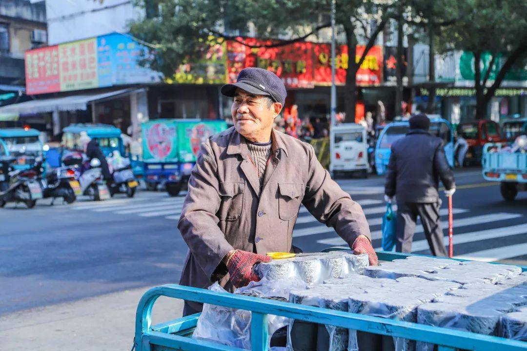 泾县七旬老人靠卖煤为生如今却面临失业危机