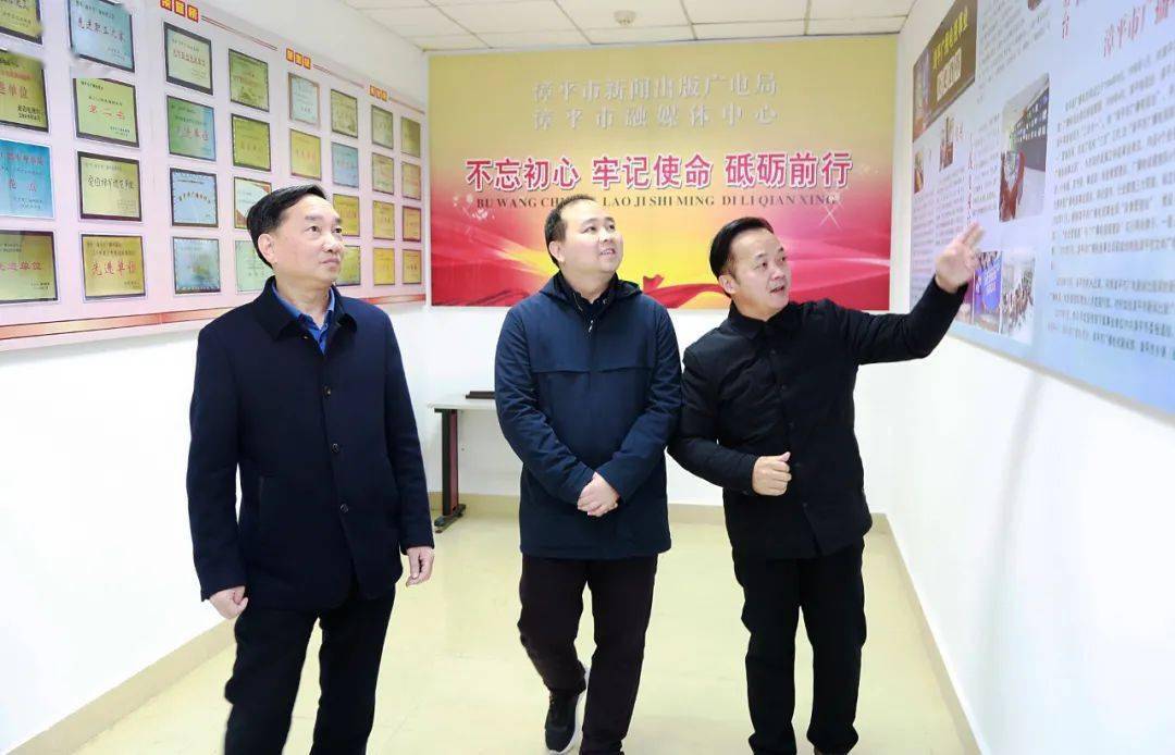 在市融媒体中心,李毓文实地察看新闻采编工作区,演播厅,广播电台直播