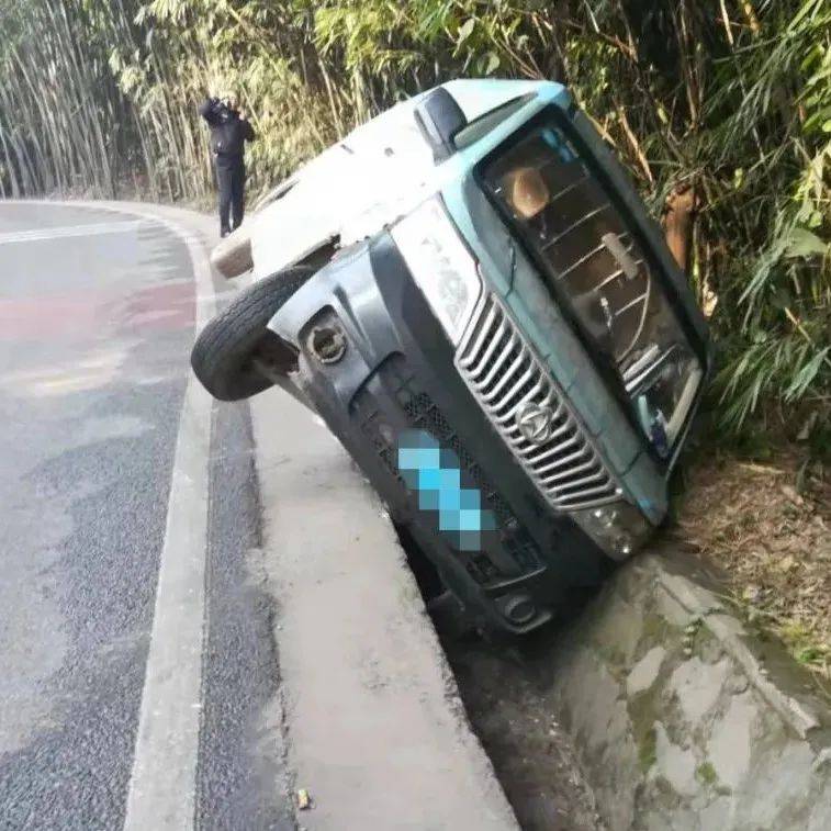 宜宾一面包车直接开翻到沟里，竟牵出这样的案件 江某 长宁 好心人