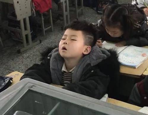 一小学课堂上,男童上课打盹自扇两巴掌提神,网友:这是一狠人啊_年级