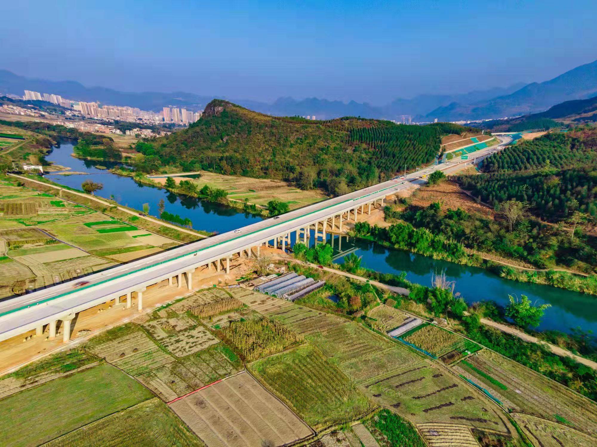 连州连接线起点位于连州市新寨村,接二广高速公路主线铜锣营互通,经湟