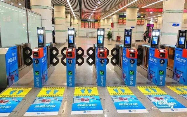 上海地铁闸机刷卡位置图片