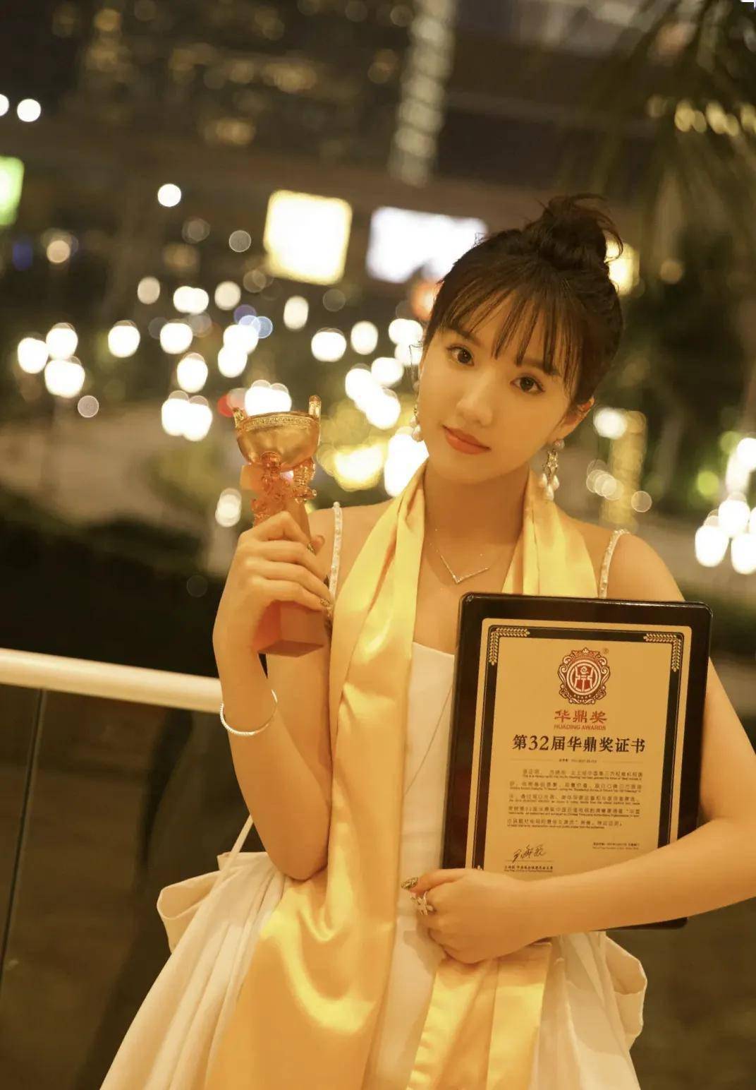 御赐小仵作女主苏晓彤荣获华鼎奖恭喜小女星