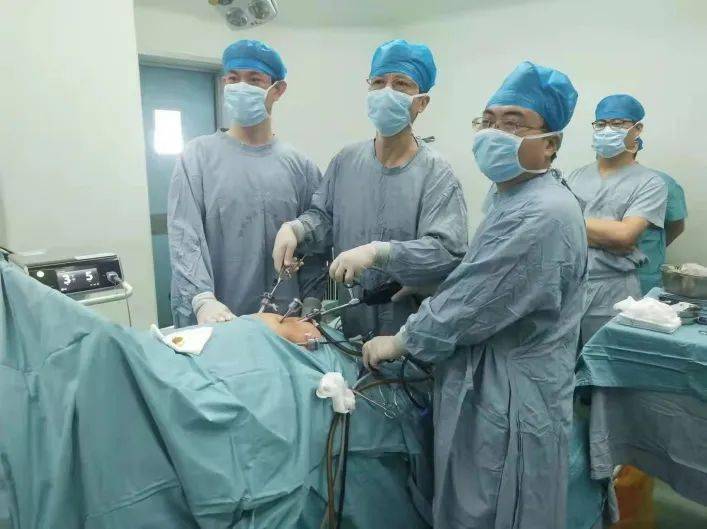 為患者行微創抗反流手術——腹腔鏡下食管裂孔疝