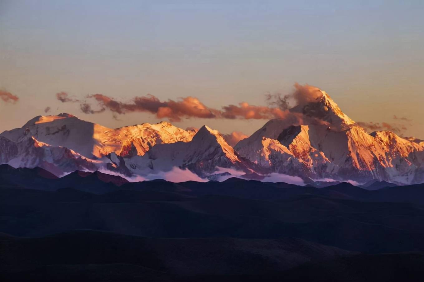 贡嘎雪山屹立于众峰之巅气势磅礴高大险峻被誉为蜀山之王