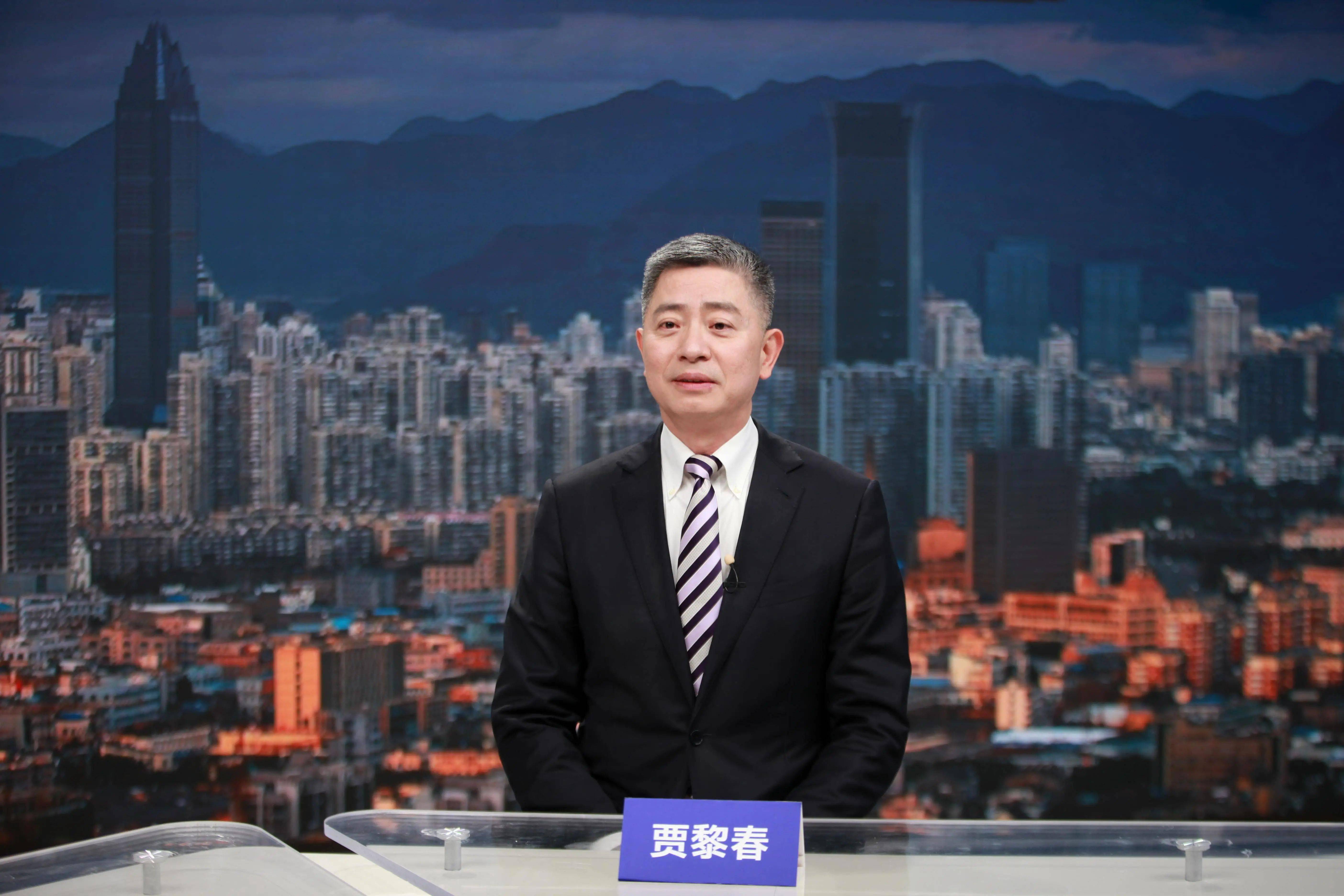 贾黎春在直播中向广大在外温商提出三点希望:一,心系家国,服从大局.