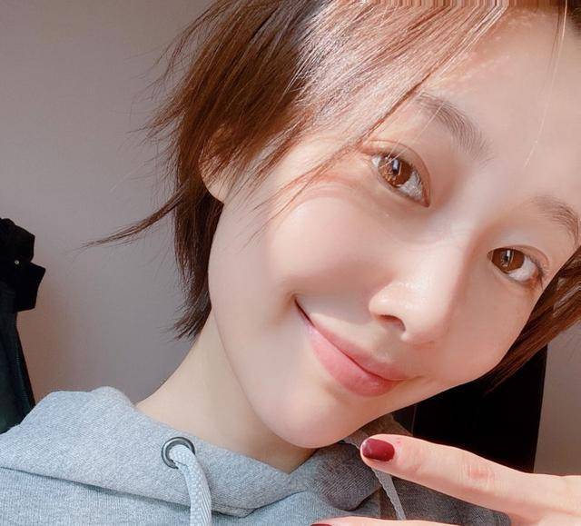 李纯素颜皮肤白又嫩像极了王鸥春节闲在家亲手做芜湖小笼包