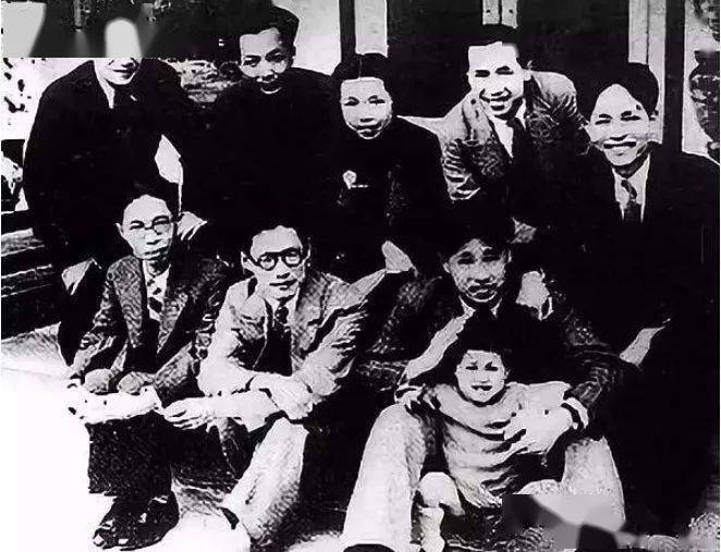 茅盾,夏衍,廖承志;后排左起:潘汉年,汪馥泉,郁风,叶文津,司徒慧敏)