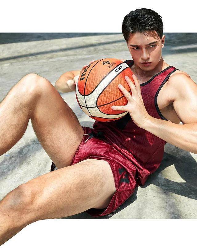 樊野家肌肉男模短裤坐姿照被疯传,长腿腹肌腱子肉被盯上!