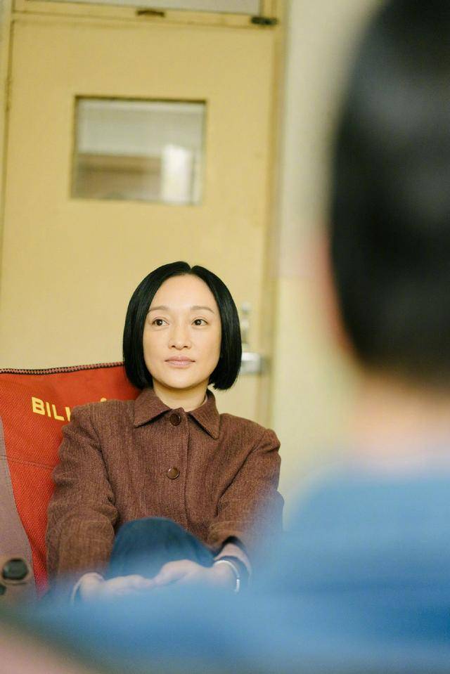组图:周迅《功勋》屠呦呦花絮照 中分短发戴眼镜造型朴素真实_生日