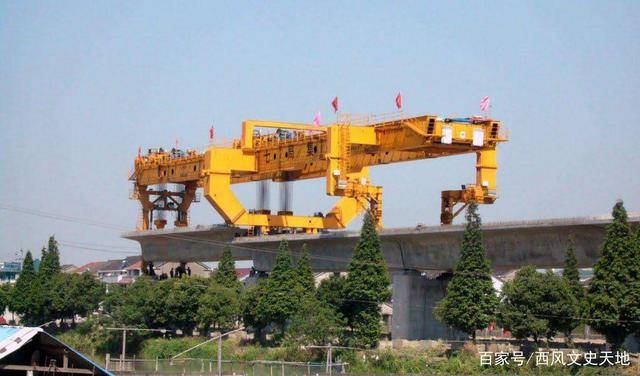 基建狂魔“新玩具”：世界首臺(tái)千噸級(jí)架橋機(jī)，協(xié)助湄洲灣大橋合龍
