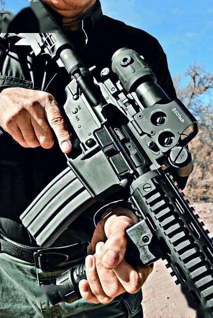 这款小握把与两脚架结合在一起,需要精准射击时,可打开两脚架将枪械