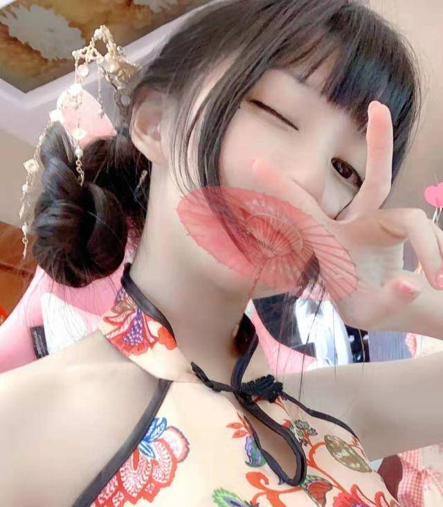 蔡萝莉终于脱下萝莉服,晒穿泳衣照秀好身材,粉丝"蔡蛮腰!