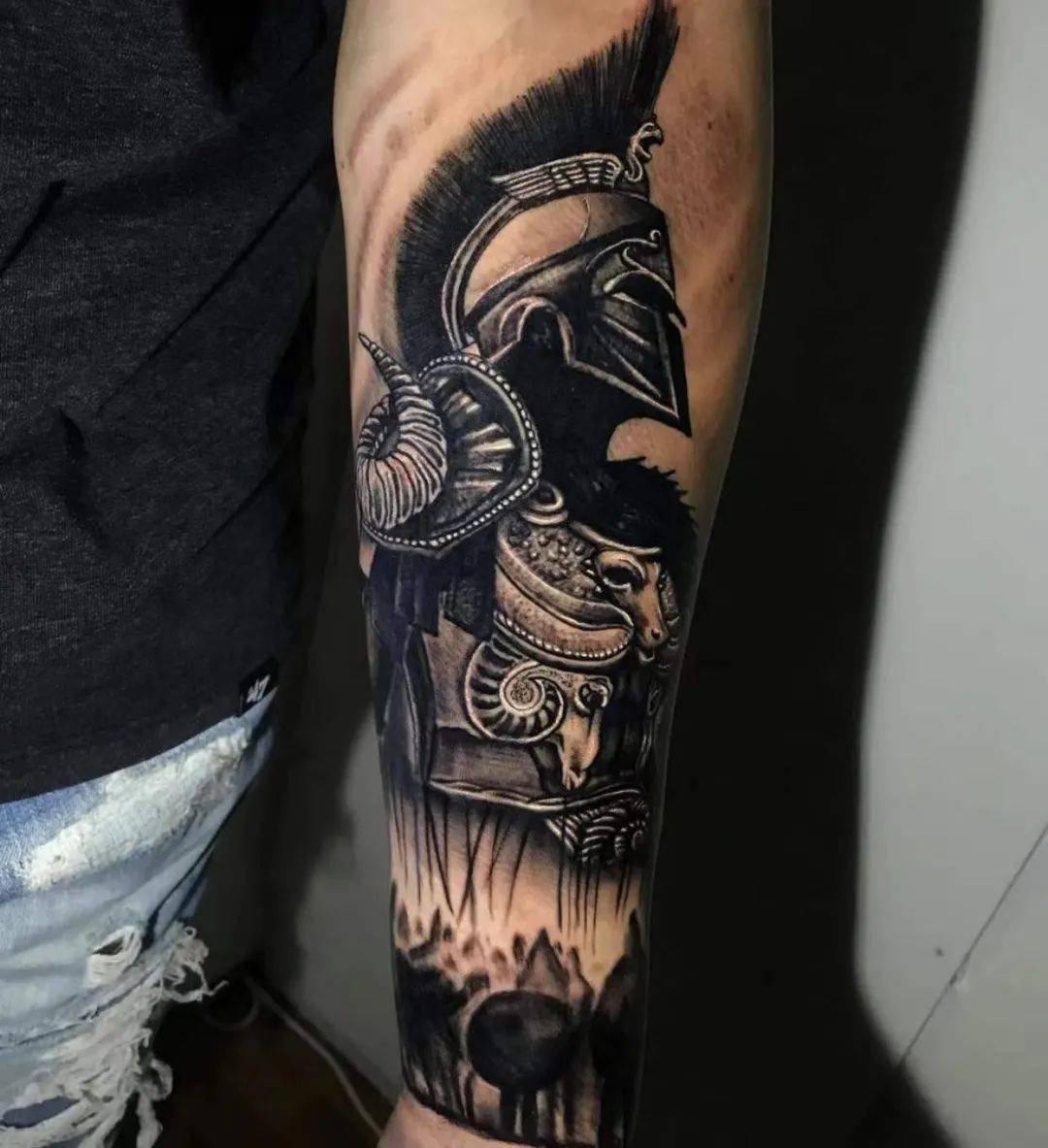 大名鼎鼎的乌兹冲锋枪代表权利的权杖纹在身上的瓶瓶罐罐返回搜狐