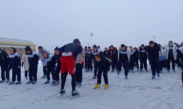 冬奥|迎冬奥，新疆石河子一中开设特色冰雪体育课