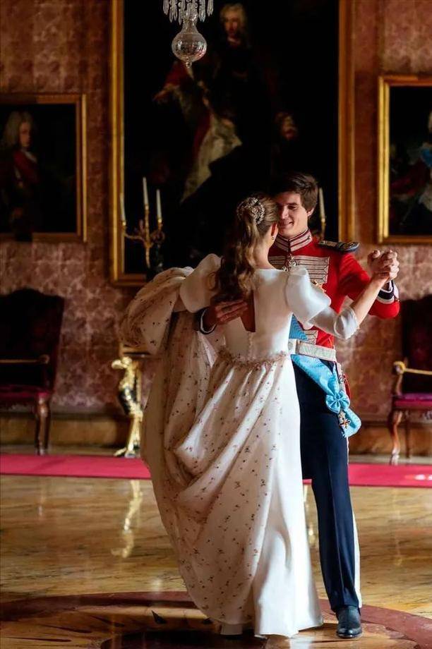 英皇体育官网盘点2021年皇室婚礼上的婚纱款式新颖独特佩戴的首饰才是亮点(图2)