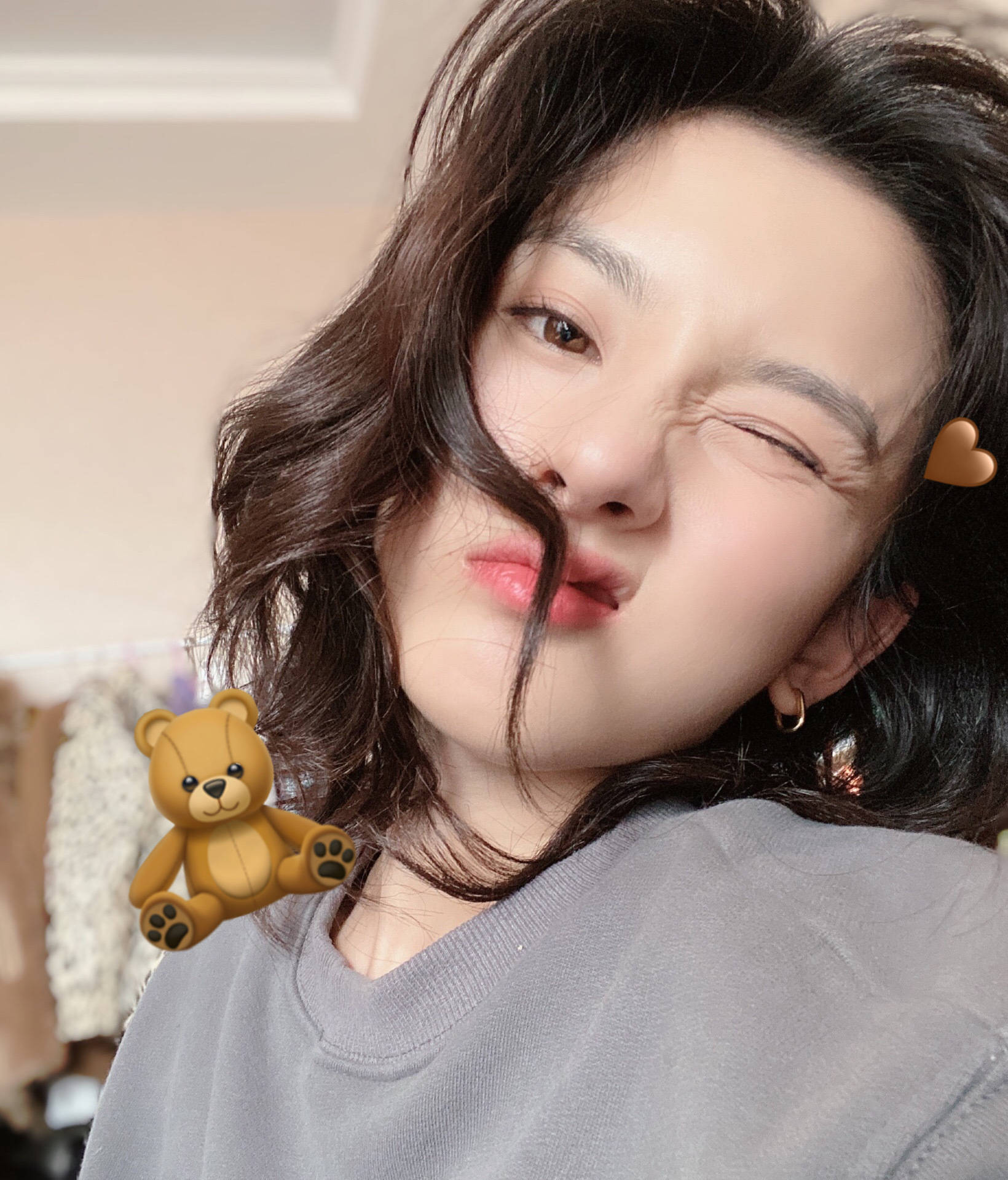 宋祖儿晒搞怪自拍 甜美可爱古灵精怪_乔家_emoji_趣味十足