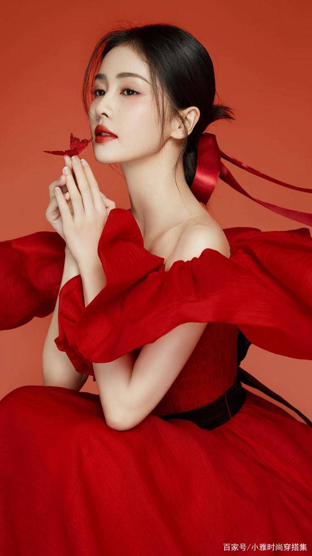 白鹿新年写真造型多红裙旗袍和汉服每一款都是绝色