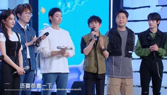 何炅祝贺丁程鑫考上北电,小丁表情值得细品,还不适应大学生身份_节目_