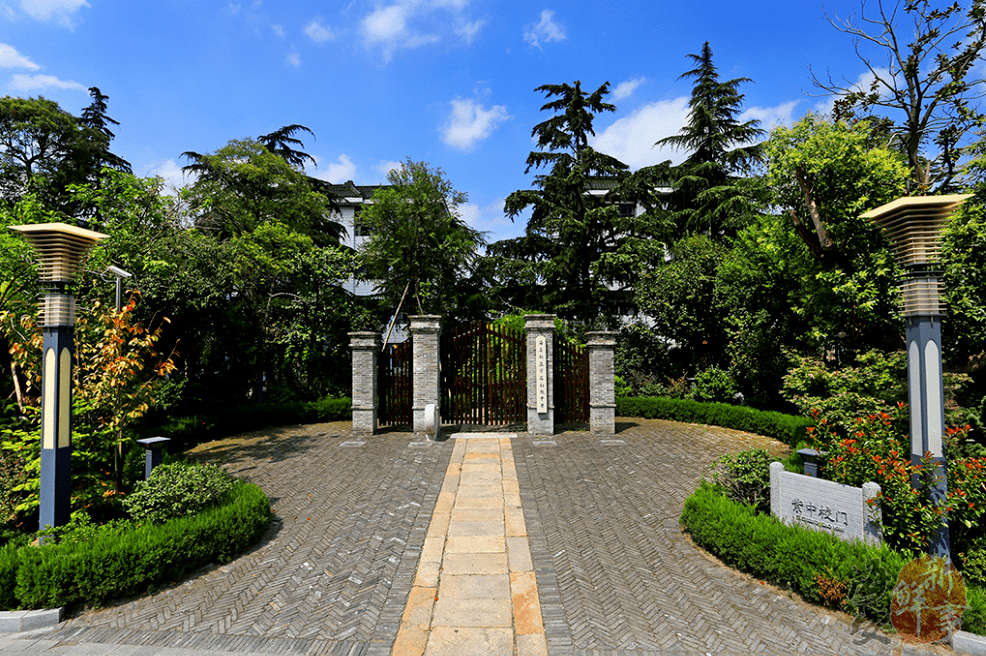 该校门是海中前身私立紫石中学的校门由韩紫石先生于1939年所建主体为