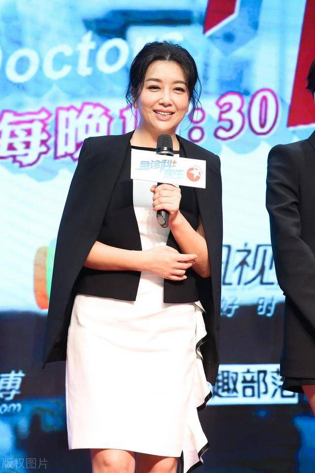 42岁的靳东与著名演员江珊婚姻破裂接着就娶了二婚的李佳