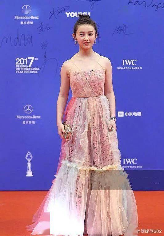 因为张子枫的斜方肌又鼓起来了?大大的一块气质太被影响