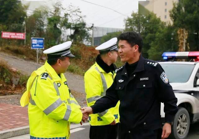 一线慰问执勤交警,四级高级警长贾京强,警务保障室主任戴光辉陪同慰问