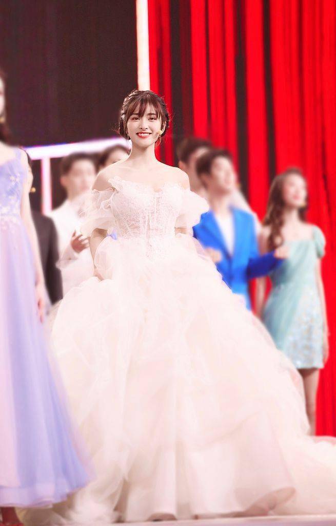 沈月亮相2021金鸡百花电影节闭幕式穿白色纱裙尽显唯美气质