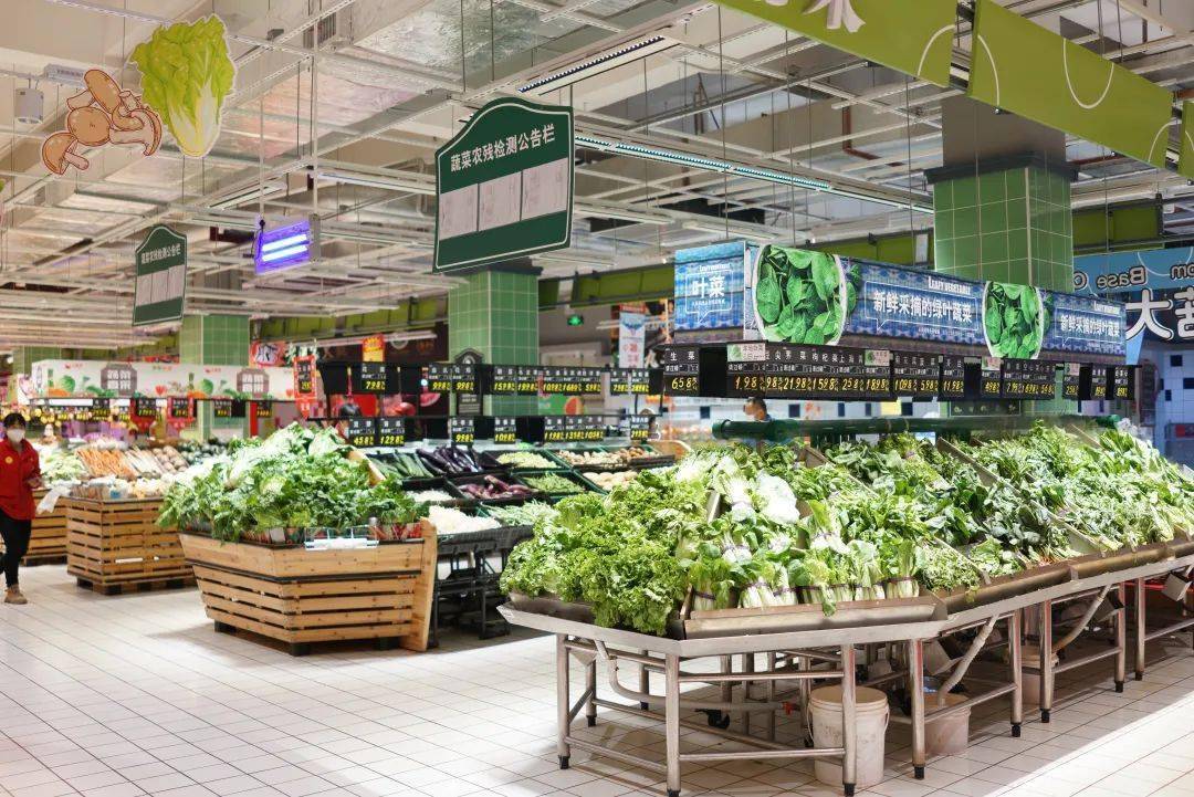 超市货架上商品充足在金方超市选购了白菜,藕,葱等几样家常菜的市民陈