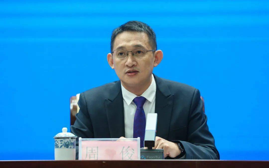 海南省医保服务中心主任周俊:感谢这位记者朋友的提问.