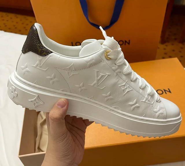 低调又不失奢华,lv小白鞋_鞋子_穿着_鞋底