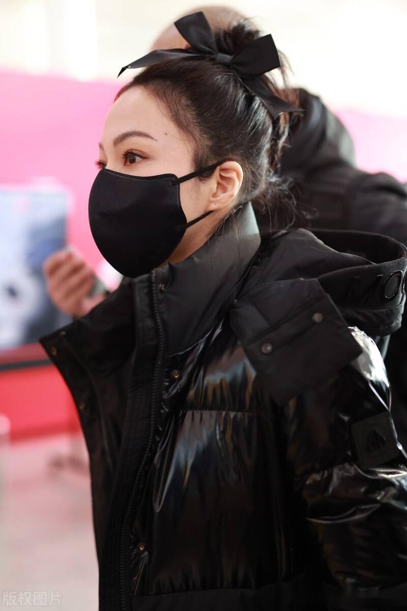 张韶涵一身黑色羽绒服现身机场妥妥的女爱豆范儿_张韶涵_机场_羽绒服