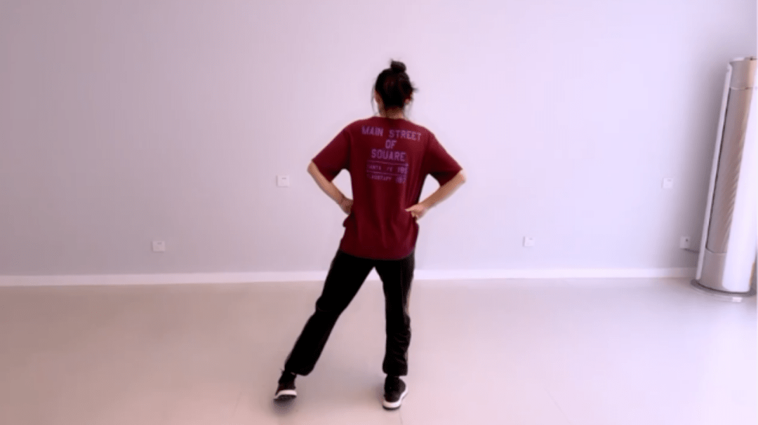 并带来学员对恰恰步,曼巴步,定轴转,摇摆步和爵士盒步等舞步进行练习