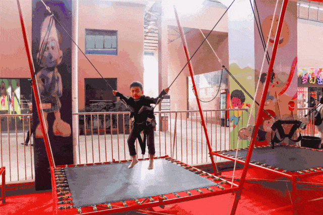 体验一把悬空的失重感~儿童亲子乐园儿童蹦极小孩子们的最爱锻炼胆量