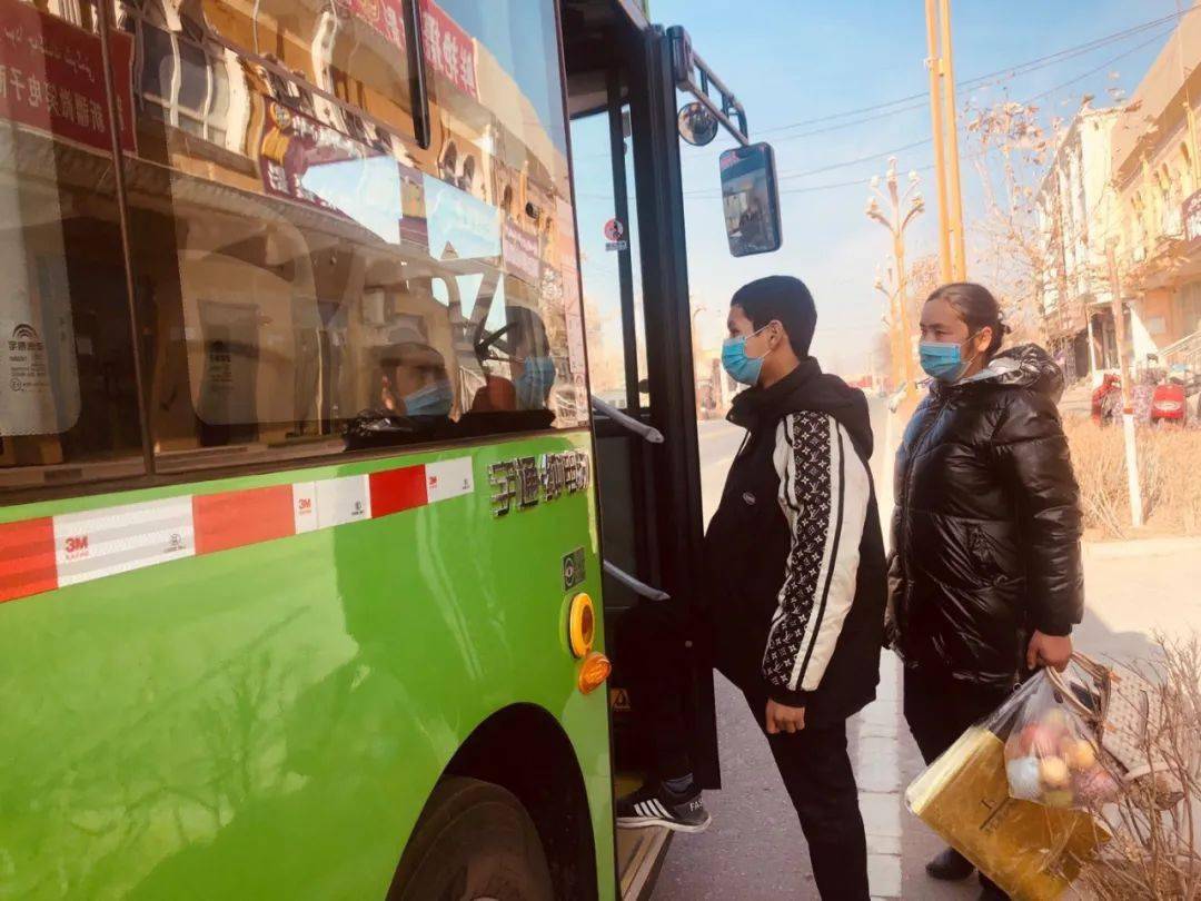 环保新能源公交车 助力百姓绿色出行_墨洛昆_洛浦县_和田市