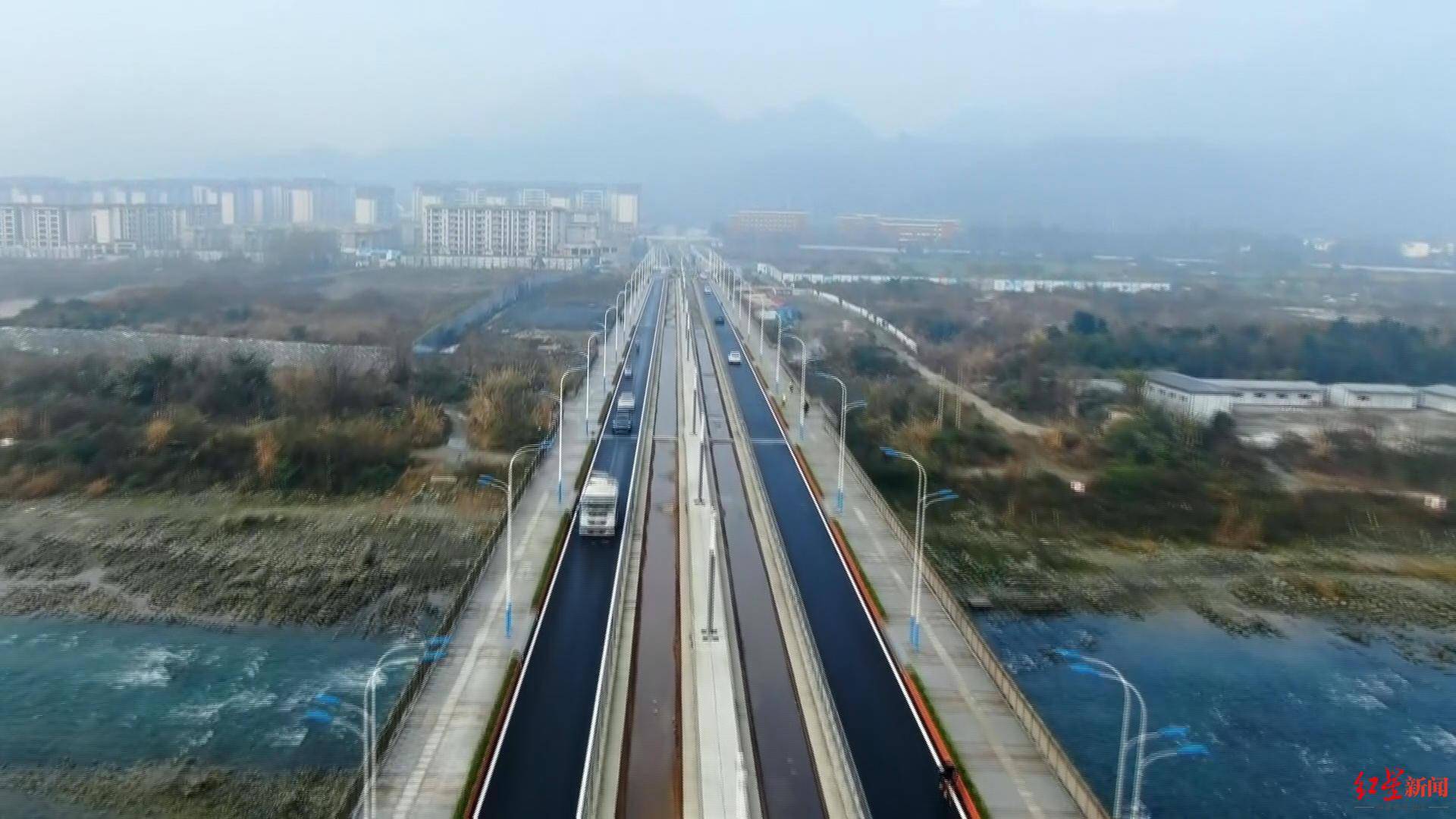 都江堰市鲤鱼沱大桥正式通车