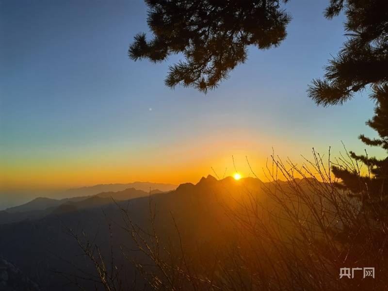 西岳|迎接美好|央广网带您感受2022年西岳华山的第一缕阳光