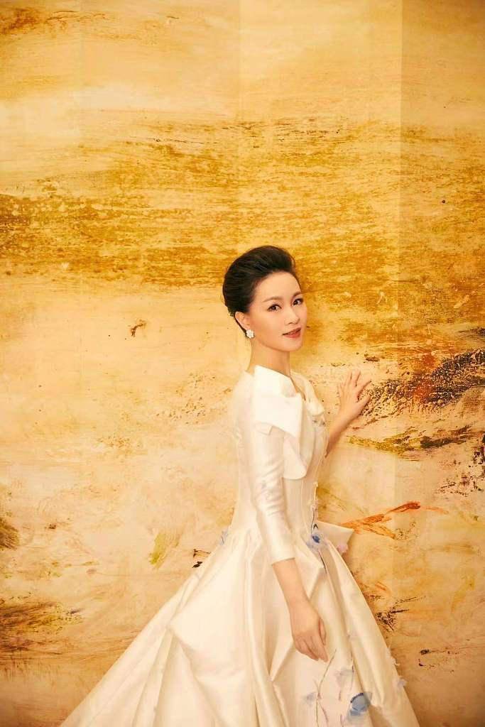 雷佳亮相2021金鸡奖着水墨印花蓬蓬裙演绎华美大片