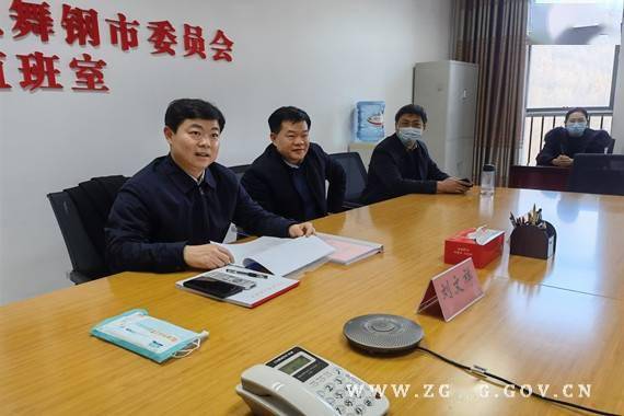 1月1日,元旦假期第一天,市委书记刘文祥来到市委值班室,看望慰问坚守